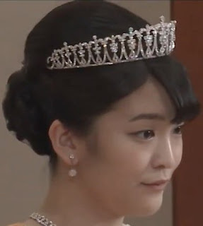 看看真子戴了10年的頭飾，和劍橋情人結框架類似，花卉有深意