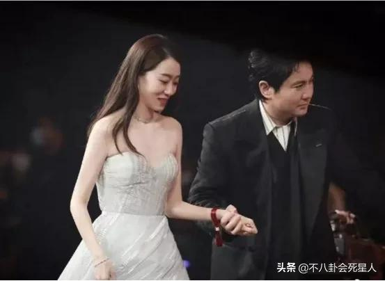 男星走紅毯高情商瞬間，有人提裙襬、披衣服，也有人摔倒都不扶