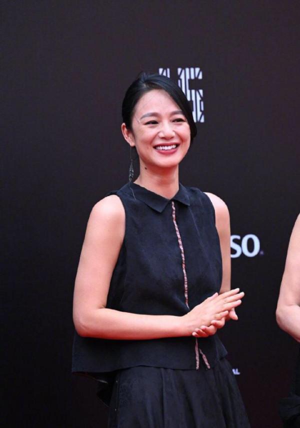 43歲的周韻風韻猶存,天鵝頸也難掩麒麟臂,穿無袖衫看起來很壯實 43歲的周韻風韻猶存,天鵝頸也難掩麒麟臂,穿無袖衫看起來很壯實