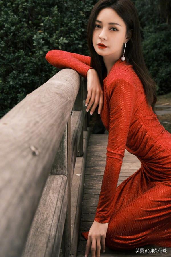 沈夢辰一身紅裙配上齊肩短髮，美麗大方