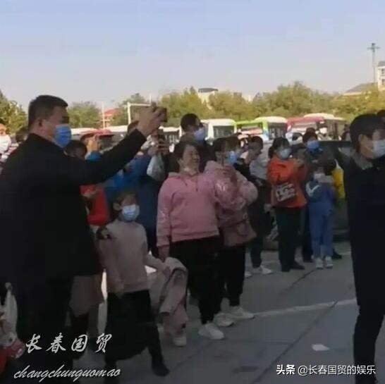 74歲相聲表演藝術家李金斗街頭商演，舞臺寒酸觀眾稀少