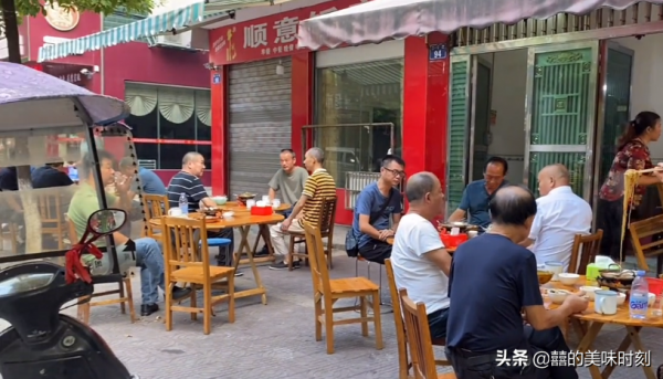 湖南縣城的早酒店,30元一鍋外地人吃不下,早上5點街邊就坐滿人 湖南縣城的早酒店,30元一鍋外地人吃不下,早上5點街邊就坐滿人