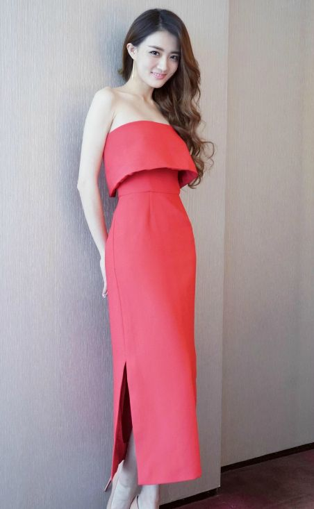 徐璐穿小碼的裙子正正好好，裹在身上，感覺顯得面板更白了