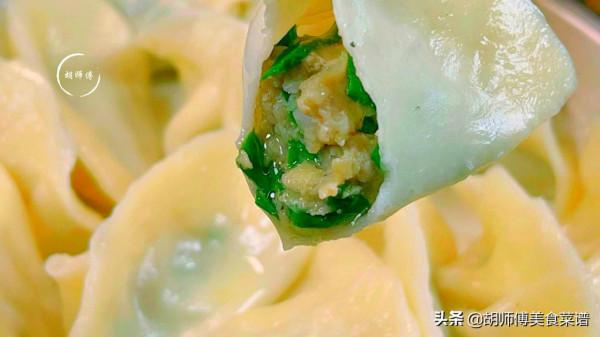 拌韭菜餃子時，要學會用減法，牢記&OpenCurlyDoubleQuote;1放2不放&rdquo;，餃子翠綠不燒心