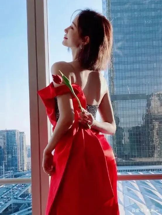 熱巴的“蝴蝶骨”美絕了