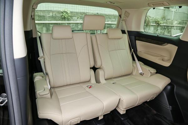 不加價的豐田“保姆車”，後排配航空座椅，油耗7.1L，實拍威爾法