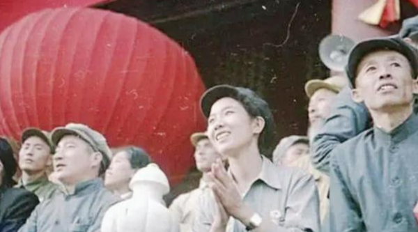 揭秘開國大典的40名女便衣:由女高中畢業生組成,潛伏天安門偵察 揭秘開國大典的40名女便衣:由女高中畢業生組成,潛伏天安門偵察