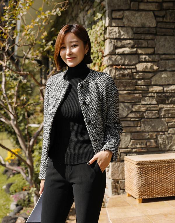 圓領款粗花呢外套，非常出色地展現出你的自信魅力