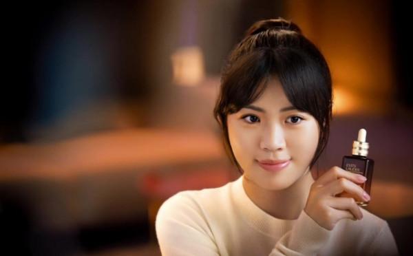 奧冠楊倩身份大變不敢認！穿禮服裙代言高奢品牌，同框林妙可不輸