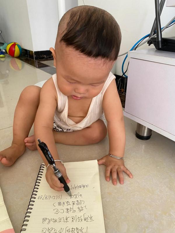 一歲的寶寶會寫字了 不錯 一歲的寶寶會寫字了 不錯