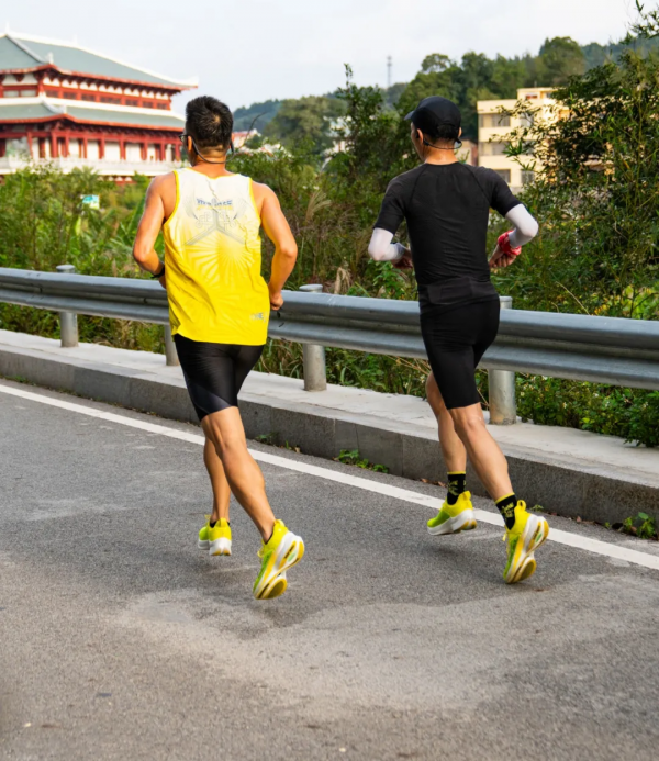 4-6分配速輕鬆PB!輕甲“易適碳”爽跑體驗親測 4-6分配速輕鬆PB!輕甲“易適碳”爽跑體驗親測