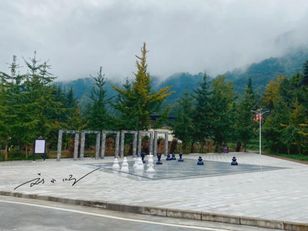 四川綿竹驚現“棋盤村”，村裡到處都是巨型棋盤，遊客：名不虛傳