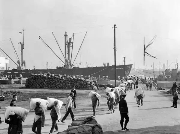 1945年,一戰士從牢中被救出,軍分割槽首長叫來一姑娘:請你嫁給他 1945年,一戰士從牢中被救出,軍分割槽首長叫來一姑娘:請你嫁給他