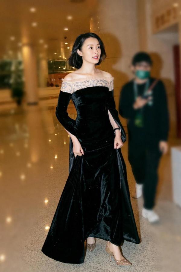 吳越認真打扮好驚豔!刻在骨子裡的美,穿“鑲鑽絲絨裙”優雅貴氣 吳越認真打扮好驚豔!刻在骨子裡的美,穿“鑲鑽絲絨裙”優雅貴氣