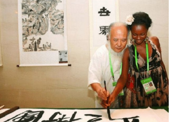 53歲畫家楊彥,娶21歲非洲學生,生下兩個孩子後又為何遁入空門? 53歲畫家楊彥,娶21歲非洲學生,生下兩個孩子後又為何遁入空門?