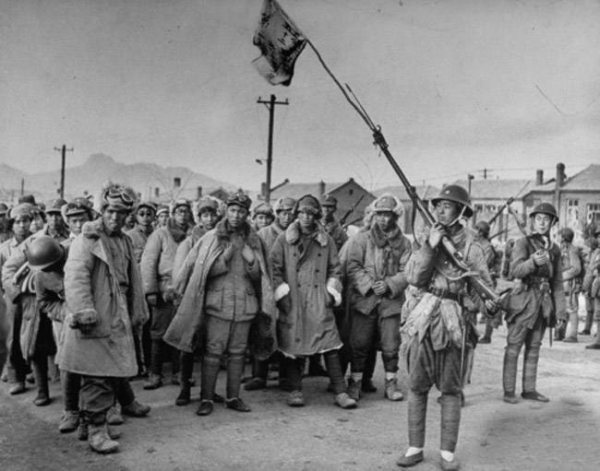 1958年,部隊領導去東北學習,看見糧倉管理員後哭喊：你居然還活著