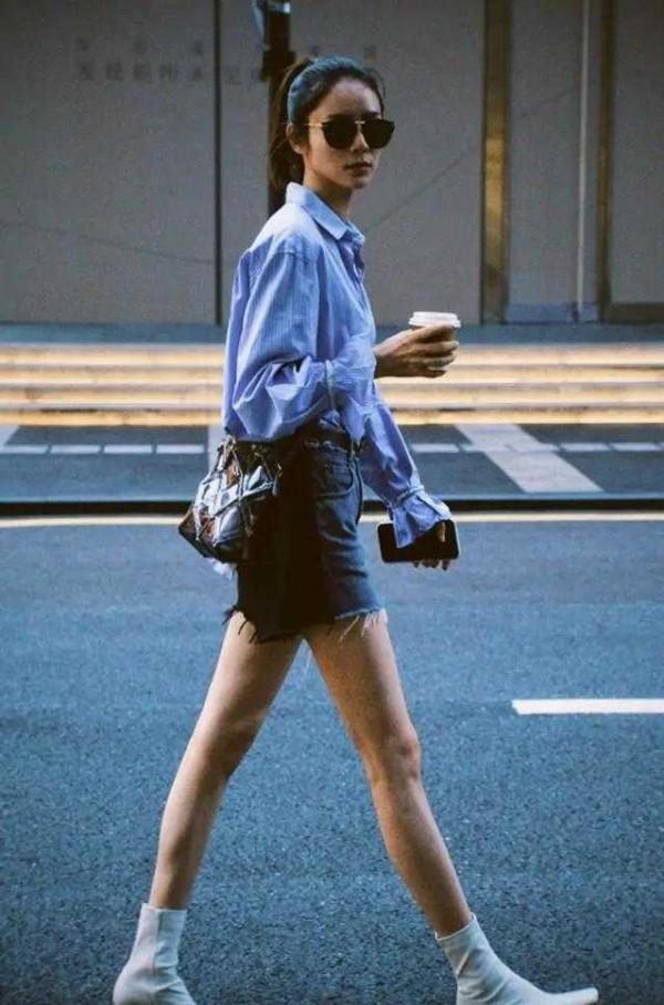 林峰老婆張馨月很有“超模範”，穿藍襯衫配短褲街拍，高階又洋氣