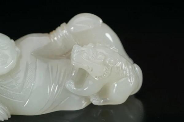 舊藏：和田白玉劉海戲金蟾把玩件