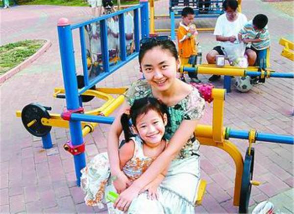 歌手叢飛捐光300萬，得病卻無人問津，愛女成孤兒如今怎麼樣？