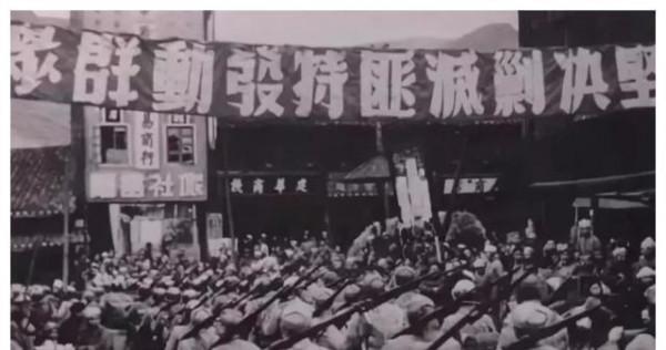 雙槍老太婆被判槍決，周總理親自出面求情，主席：善待她的家人