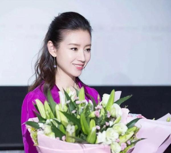 董潔總算找對了風格，穿亮紫色長裙豔而不俗，扎半馬尾美出新高度