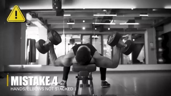 7個極易踩雷的“啞鈴臥推”錯誤,讓你越推越廢 7個極易踩雷的“啞鈴臥推”錯誤,讓你越推越廢