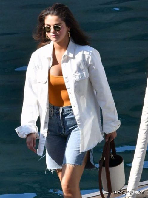 離開健身房的賽琳娜，白T搭配黑色瑜伽褲，少女感十足