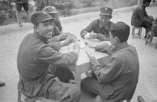 毛主席視察南泥灣，王震請客吃燒雞，飯後主席悄悄把雞骨頭裝兜裡