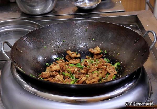 孜然肉片這樣做，一口咬下去滿滿的燒烤味，焦香脆口，香辣下飯