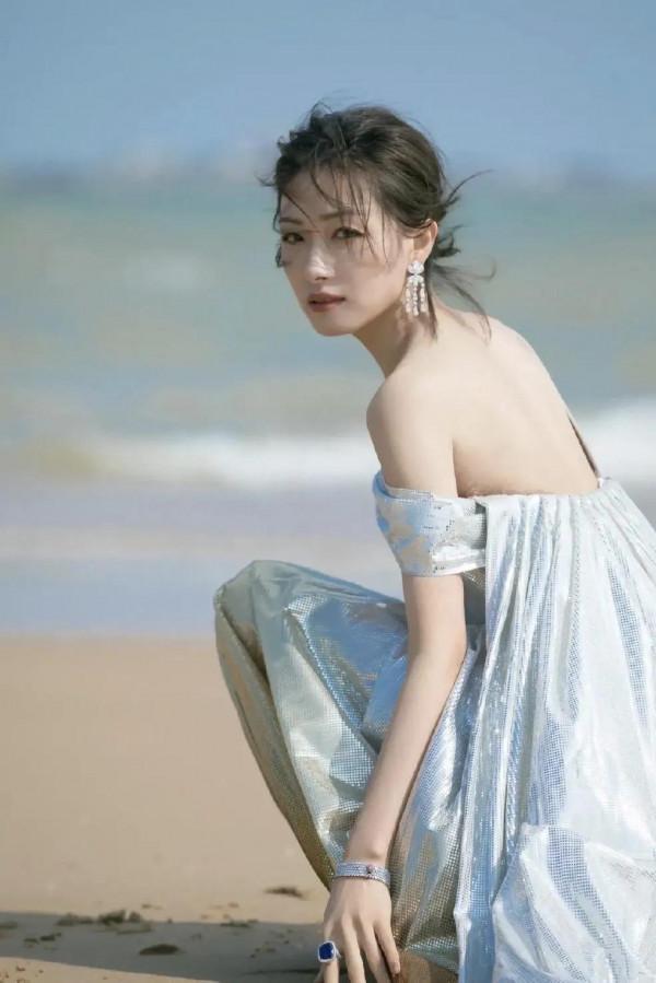 精緻的面龐，優雅迷人，時尚女神萬茜