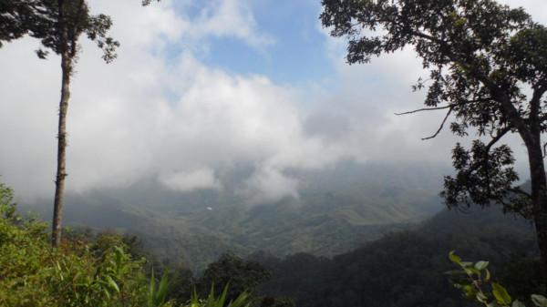小夥徒步探秘深山三國邊境，險些踏空跌入懸崖，幾乎沒遊客到過