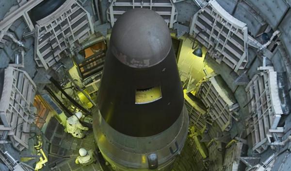 普京保鏢手裡的手提箱裝的是什麼？有三個功能