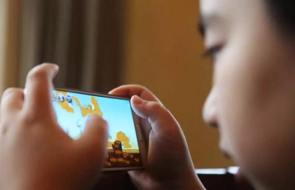 常給孩子看手機？你正在毀了他的眼睛