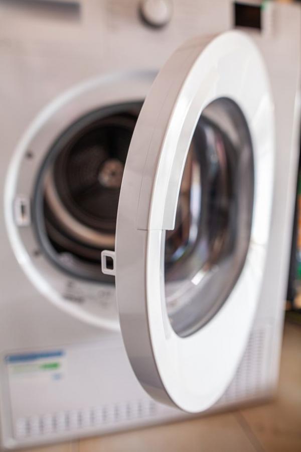 男子與妻子爭吵，一氣之下將2歲女兒扔進了滾筒式烘乾機