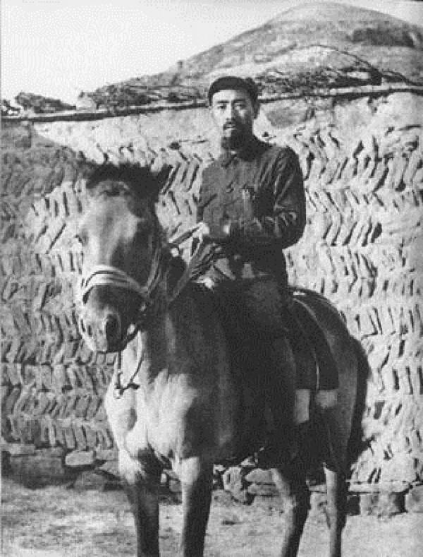 1937年，周恩來遭土匪襲擊，警衛員挺身而出擋子彈，還被刺20多刀