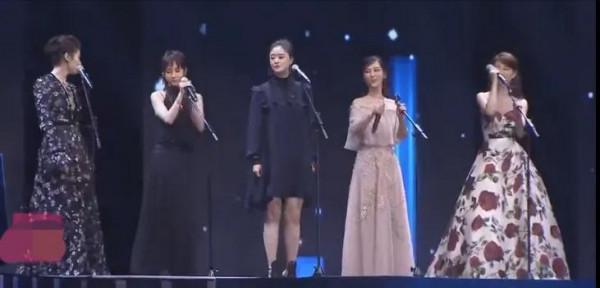 明星合照戲太多！被迫營業、尷尬假笑，演技都用這了？