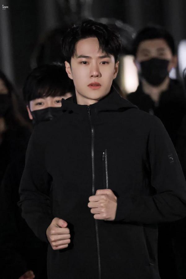 熱搜啦 王一博夜跑