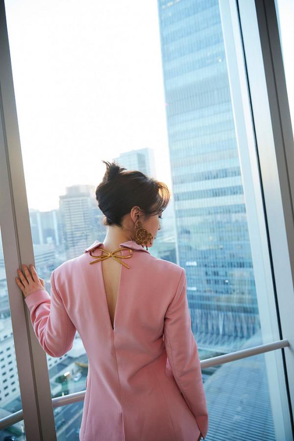 蔣勤勤獲風格大賞態度女性 穿粉套裝優雅知性從容大氣 蔣勤勤獲風格大賞態度女性 穿粉套裝優雅知性從容大氣