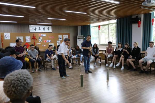 留學生們線上線下共唱“月亮代表我的心”,浙財大的這場中秋聯歡會好暖心 留學生們線上線下共唱“月亮代表我的心”,浙財大的這場中秋聯歡會好暖心