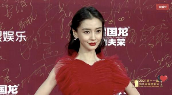 眾星亮相北影節紅毯：黃聖依baby妝容顯老，周冬雨姚晨造型太尷尬