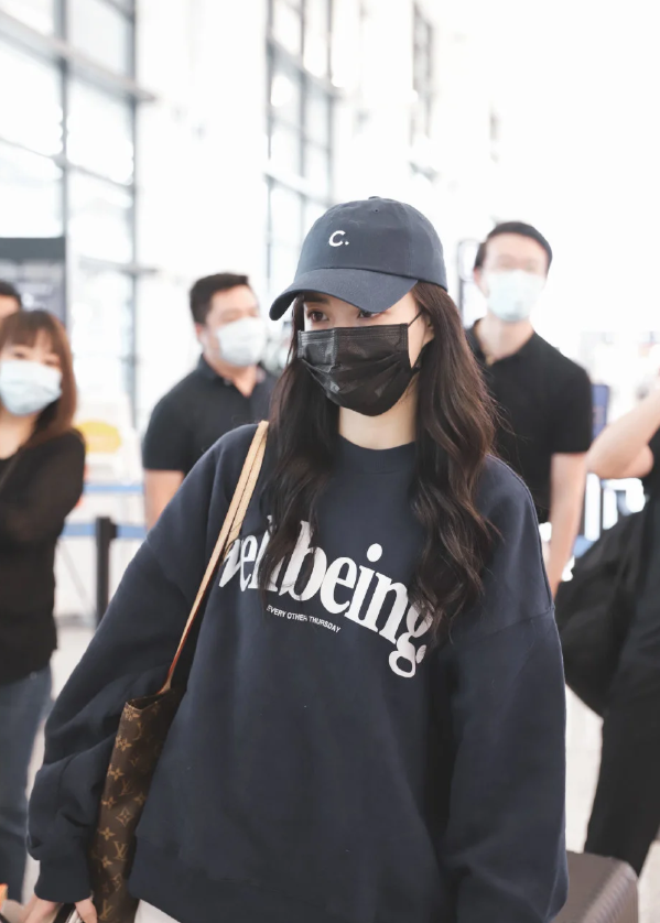 徐璐機場生圖曝光，看到她無濾鏡下的真實腿型，這誰誇得出口