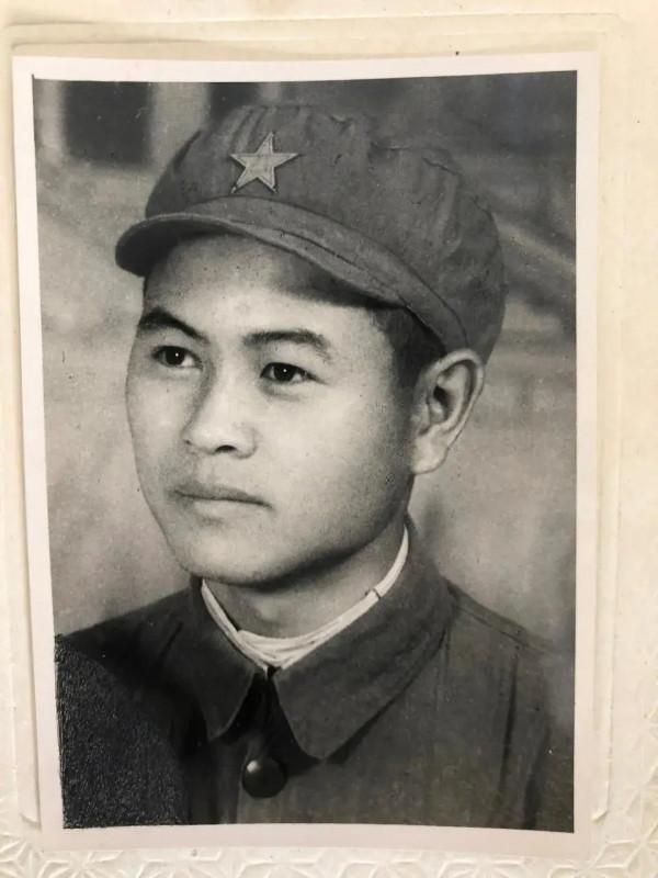 94歲老英雄交代後事，才打開鎖入箱底的功與名