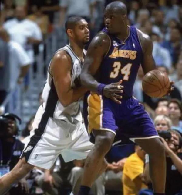 鄧肯和奧尼爾，巔峰時期交手誰的綜合能力更強？清清楚楚告訴你