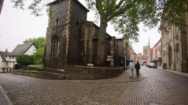 18世紀鋪建的石板路，出現了電腦鍵盤的浮雕，是穿越還是惡作劇？