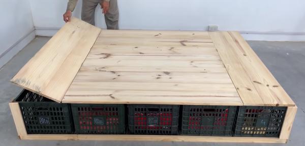 終於集齊了12個水果塑膠筐,動動手自己diy個床鋪,可收納還環保 終於集齊了12個水果塑膠筐,動動手自己diy個床鋪,可收納還環保