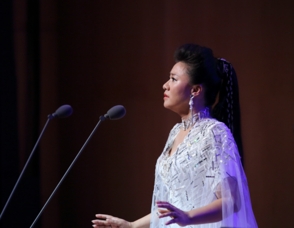 42歲女高音王麗達，32歲青歌賽冠軍九上春晚，如今為何做大學老師