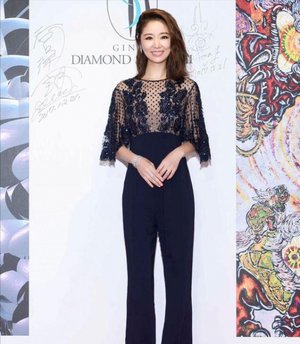 44歲林心如真會穿！蕾絲連體褲穿出女王氣場，氣質優雅有品位