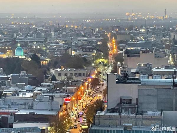 伊朗加茲溫的墓地，墓碑是嵌在地上的，與多數國家立著的墓碑不同