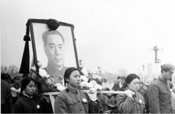 周恩來年輕時非常帥氣，為何他卻從28歲開始，留起了難看的大鬍子