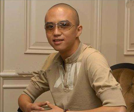 鄧超：把丈母孃當成親媽孝順，街頭混子改邪歸正，登上人生巔峰